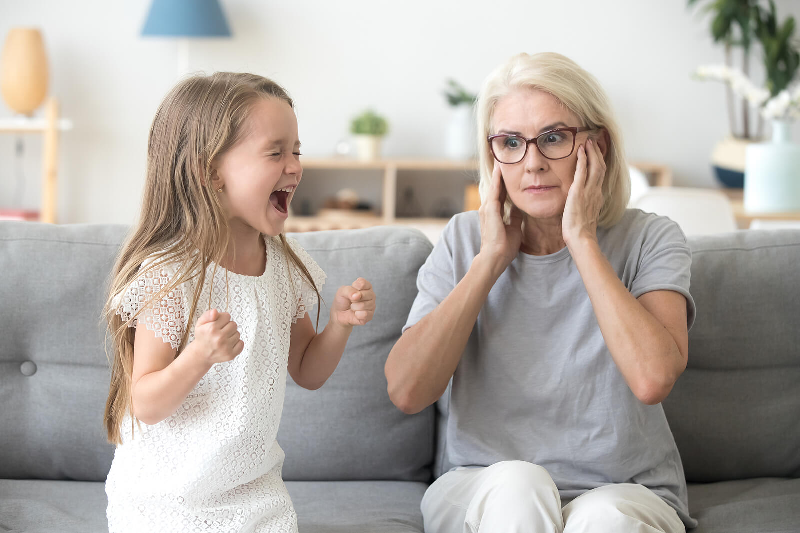 Niña gritándole a su abuela.