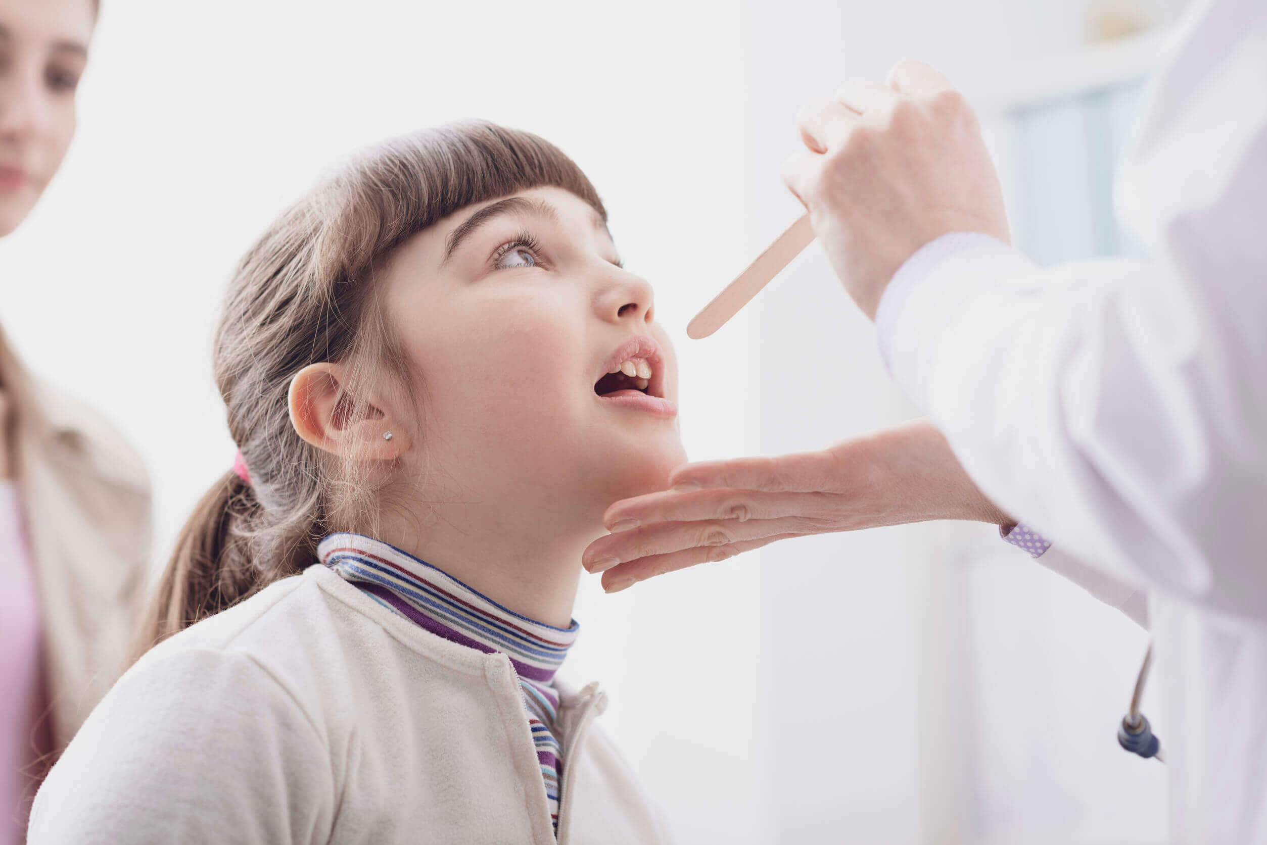 Niña en el pediatra porque tiene los ganglios inflamados.