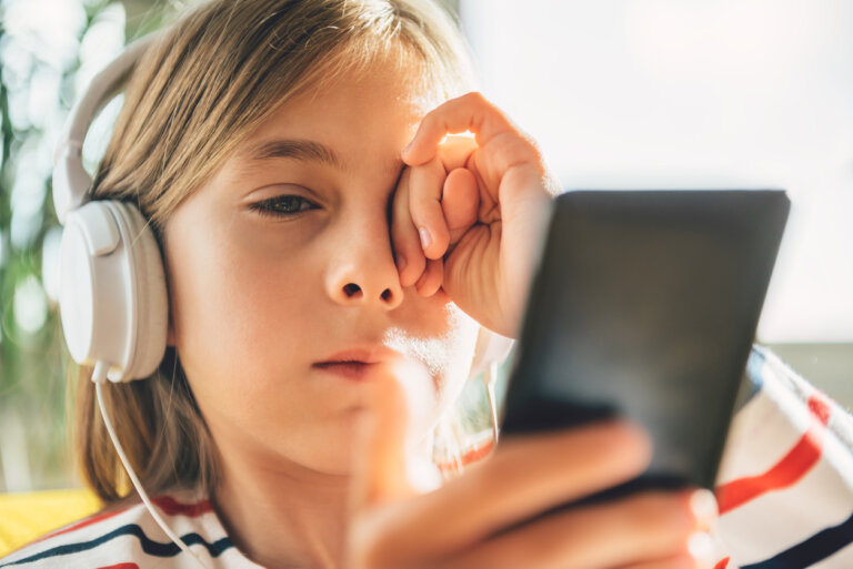 Estrés digital en niños y adolescentes: 3 pautas para gestionarlo