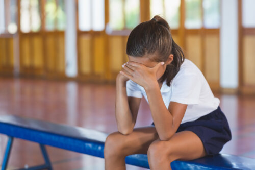 Niña sufriendo ansiedad por el rendimiento deportivo.