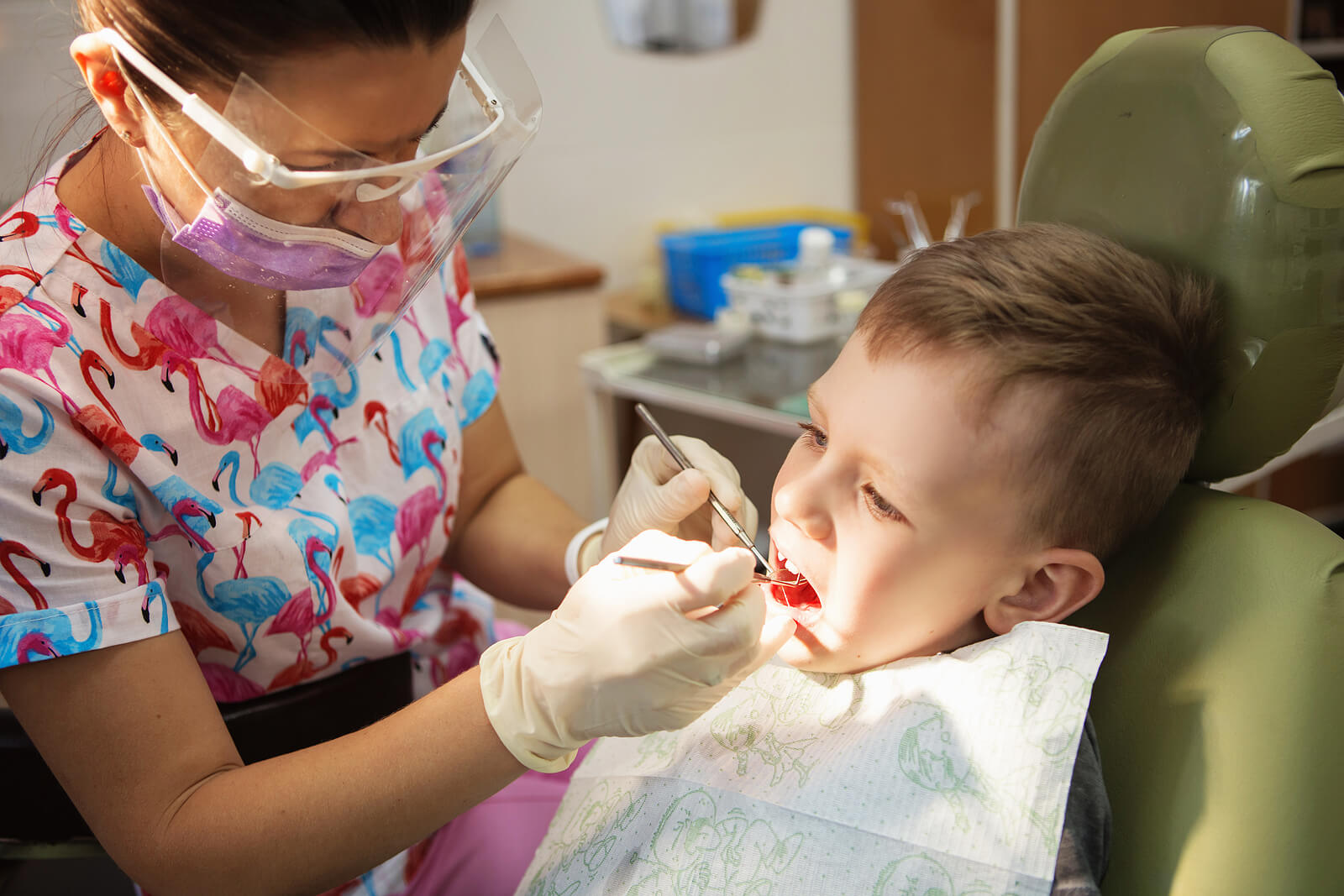 Niño en el dentista por maloclusión.