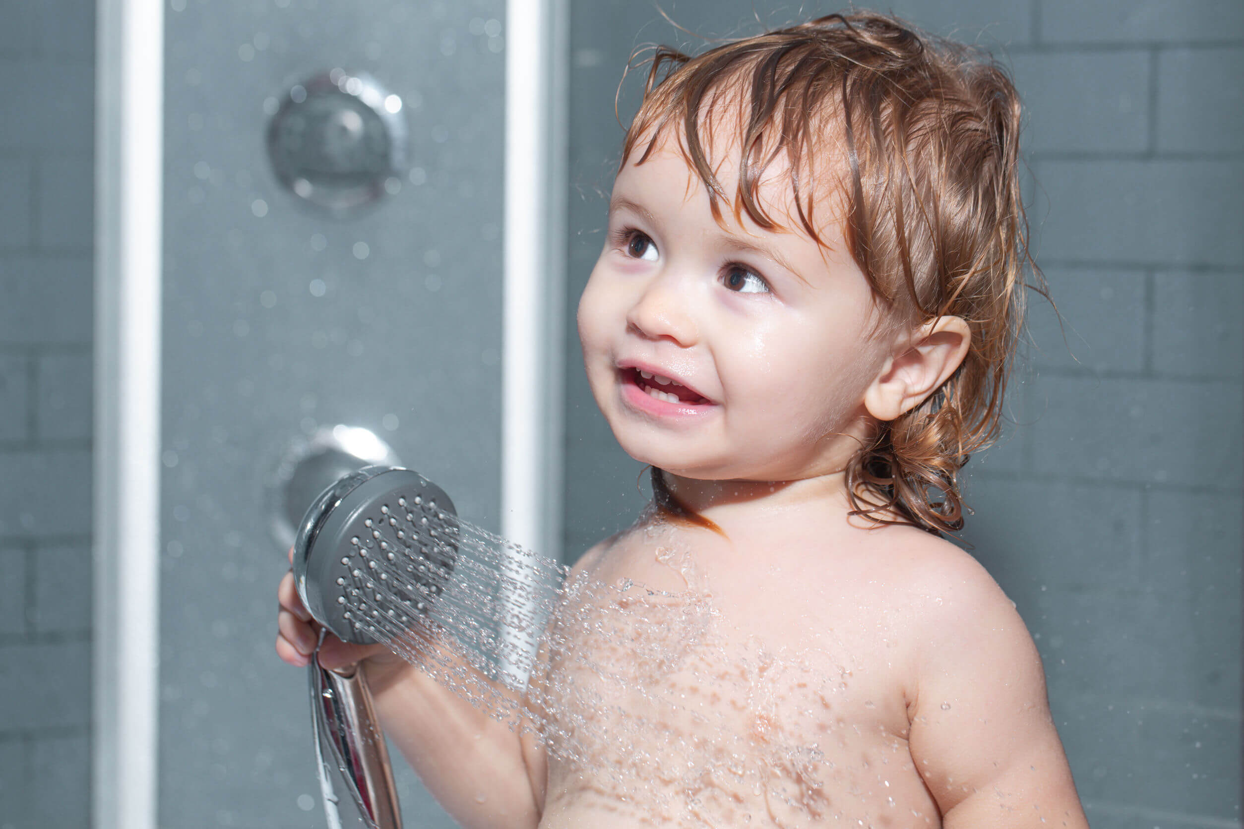 Enfant prenant une douche.