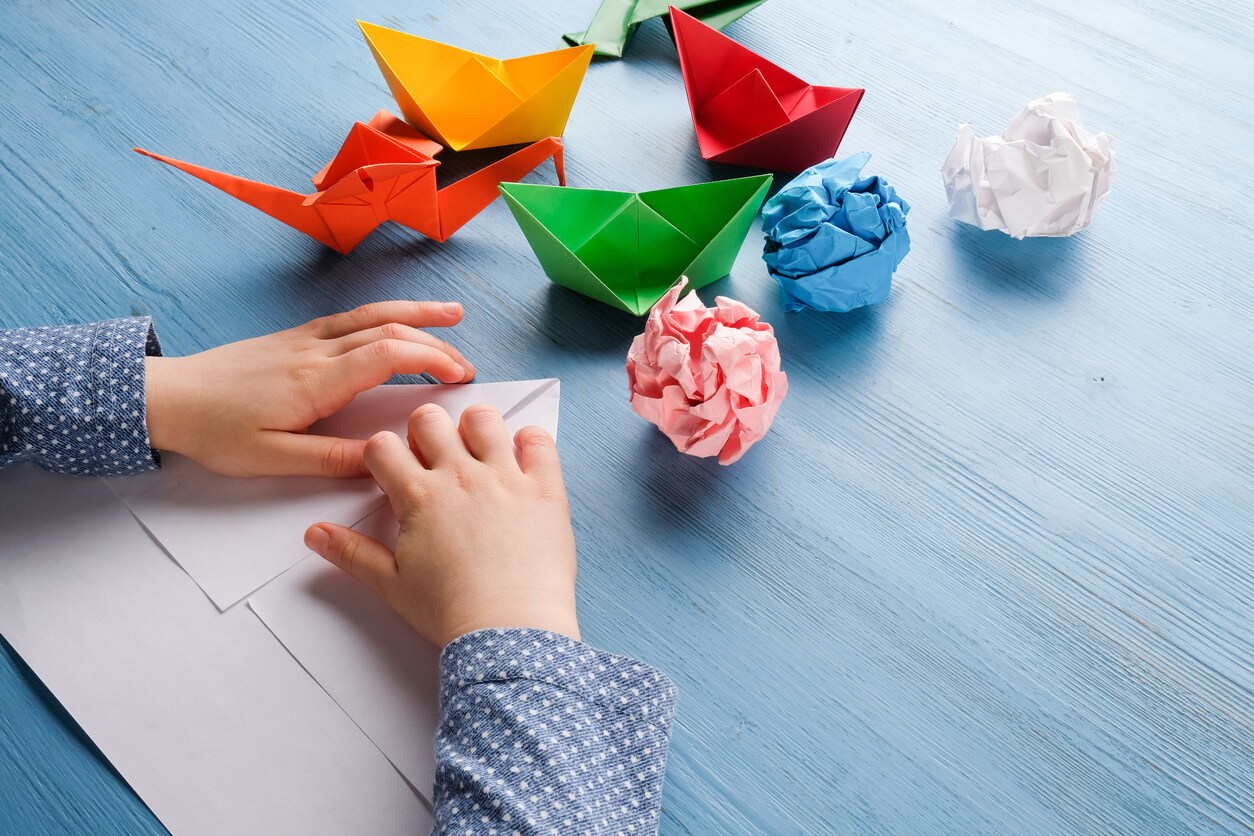 Niño haciendo figuras de origami.