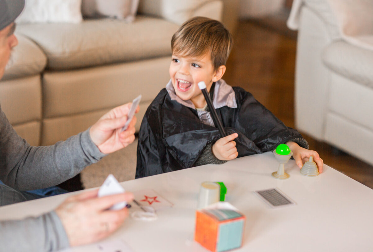 Niño practicando con juegos de magia.