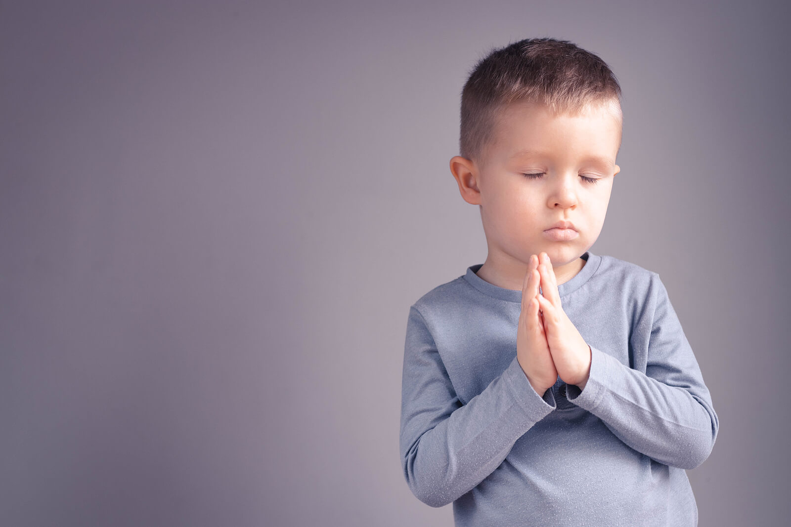Niño meditando sobre su paz interior.