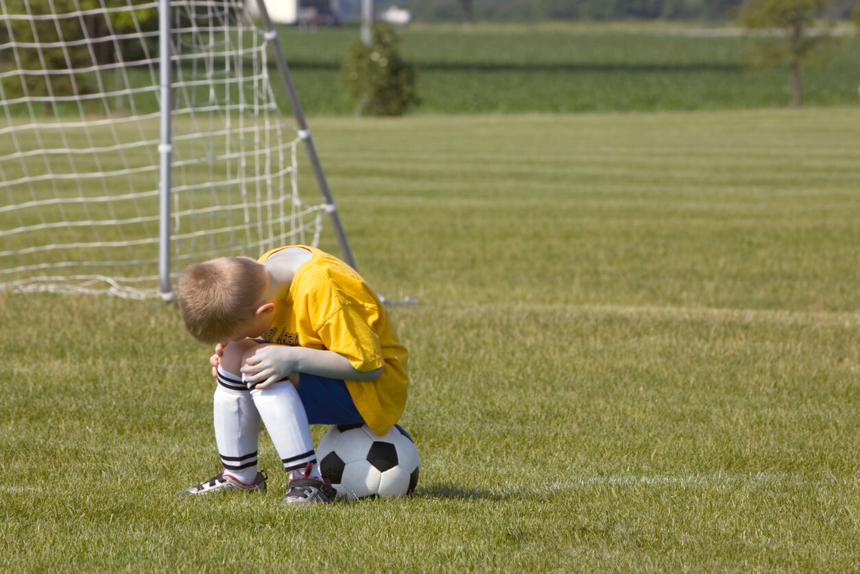 Niño frustrado por el deporte.