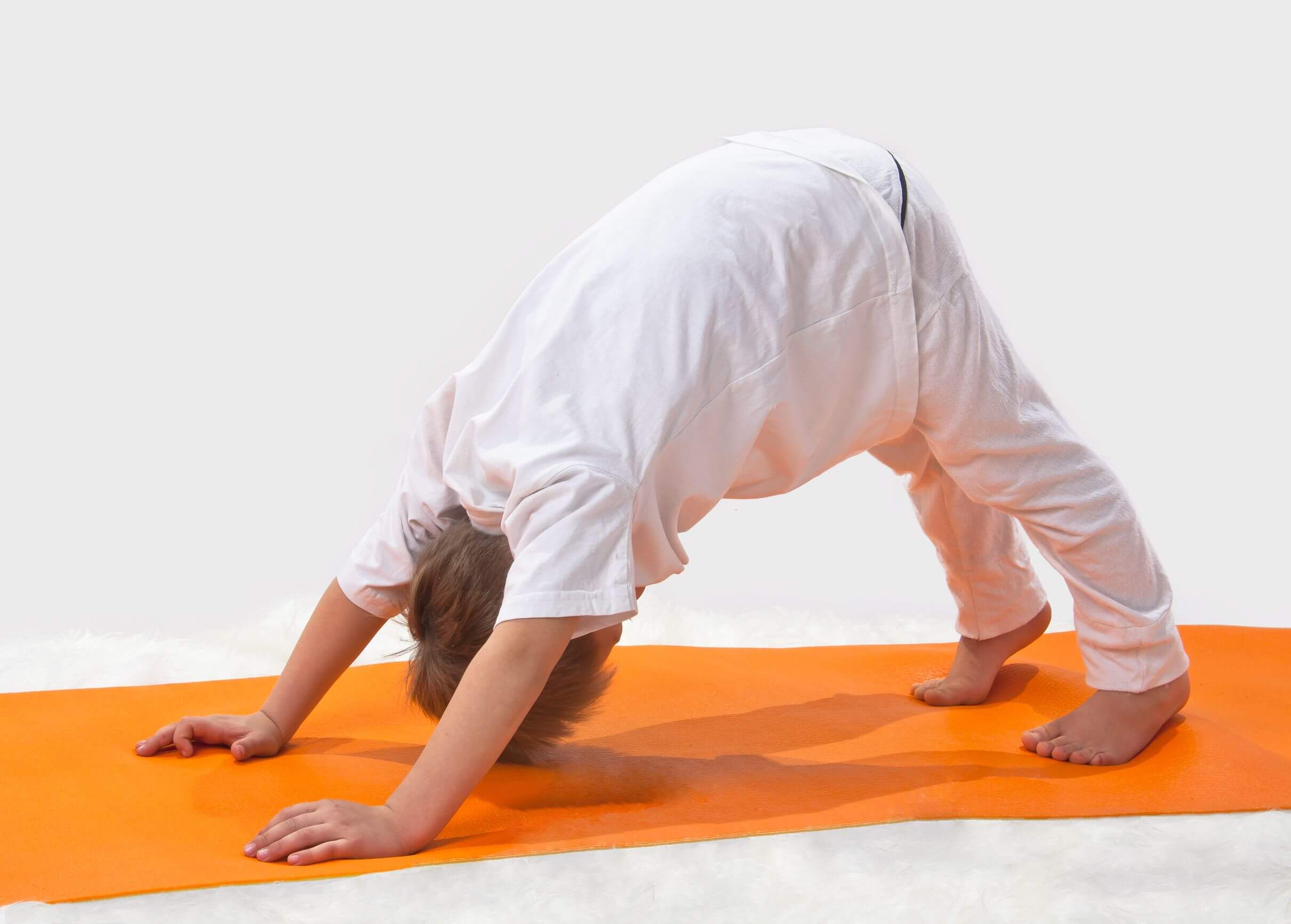 El perro boca abajo: postura de yoga para niños