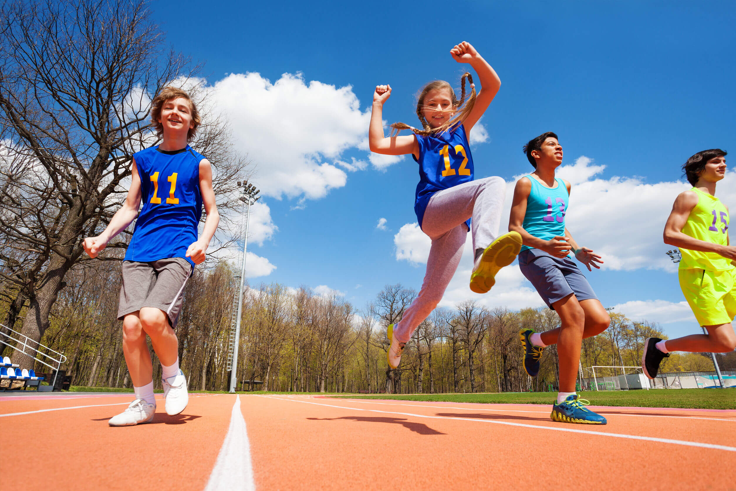 Enfants pratiquant l'athlétisme avec esprit sportif.