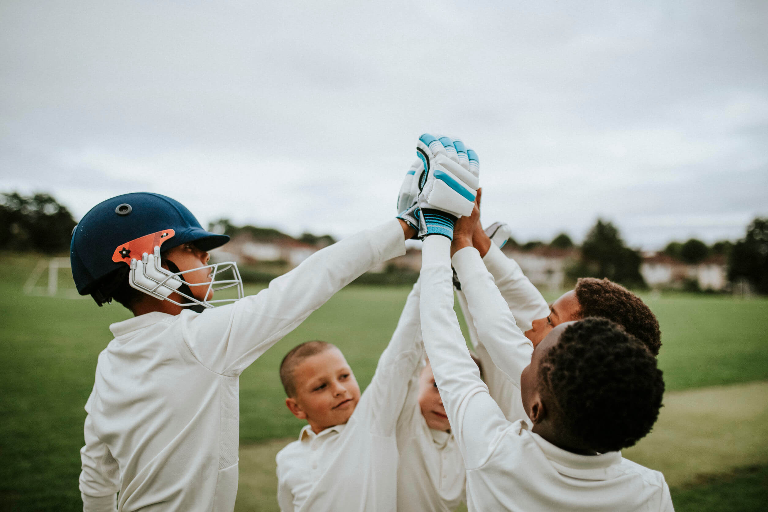 Niños aprendiendo empatía desde el deporte.