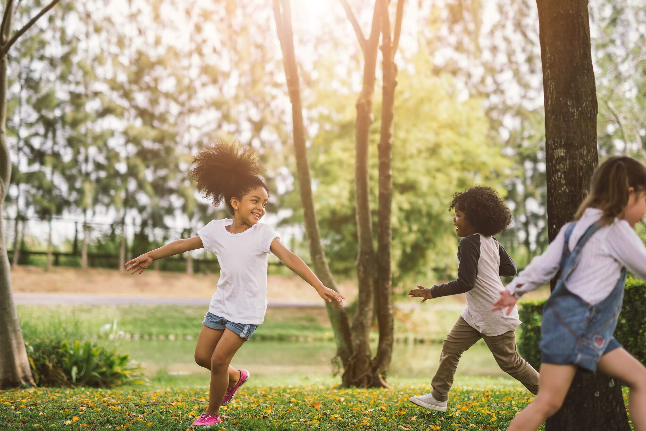 Niños disfrutando de juegos de exterior durante una fiesta infantil.