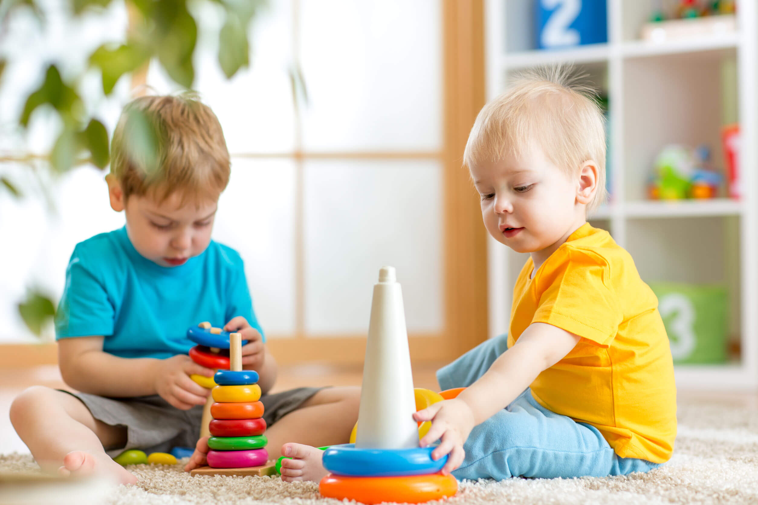 Niños jugando unidos.