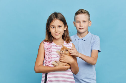 Niños con un gato de mascota.