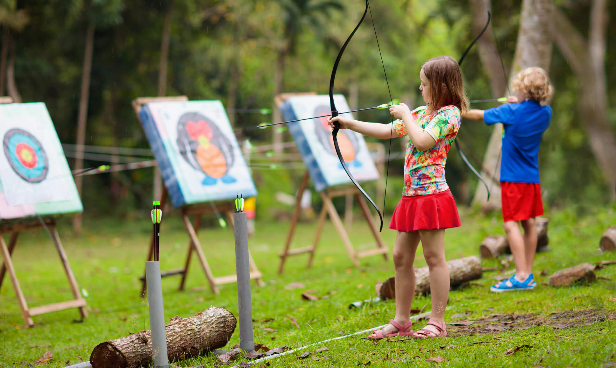 Niños practicando tiro con arco.