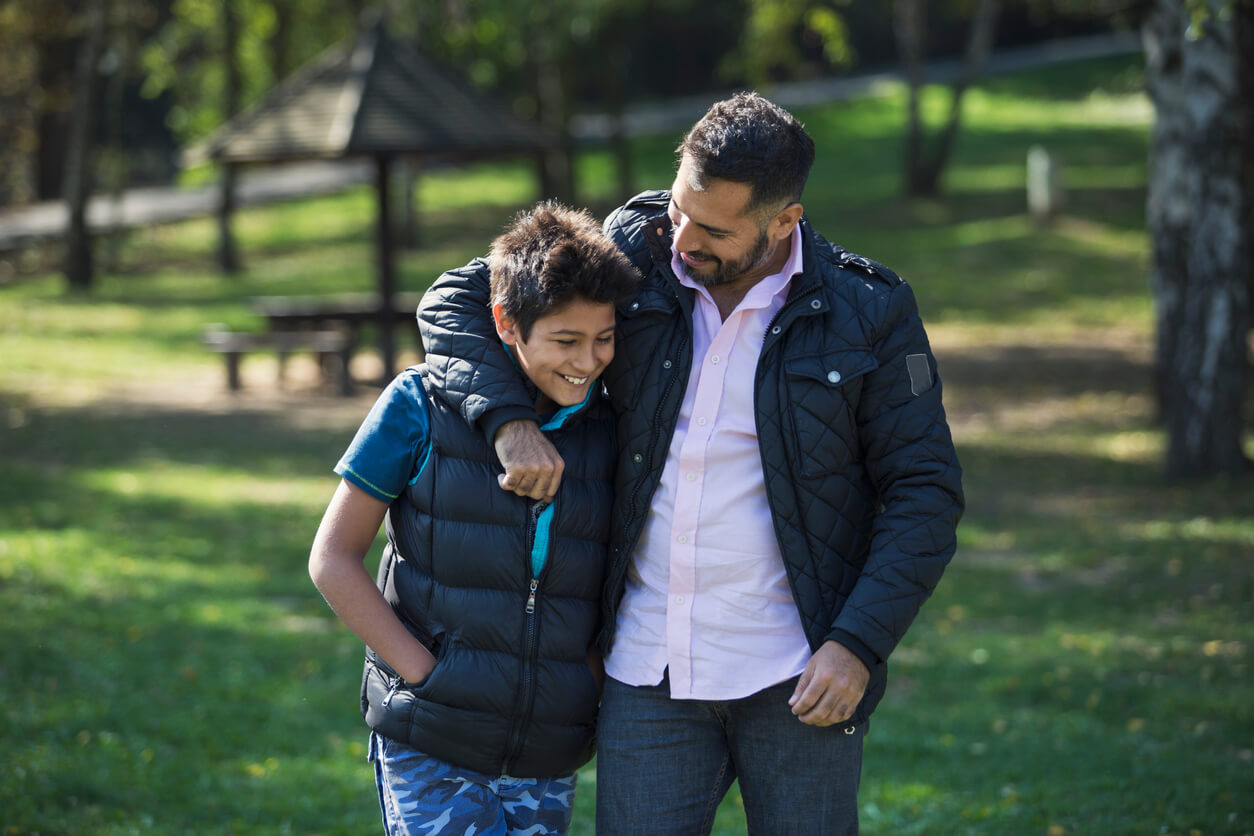 Père apprenant à son fils à augmenter sa confiance et à éviter l'anxiété.