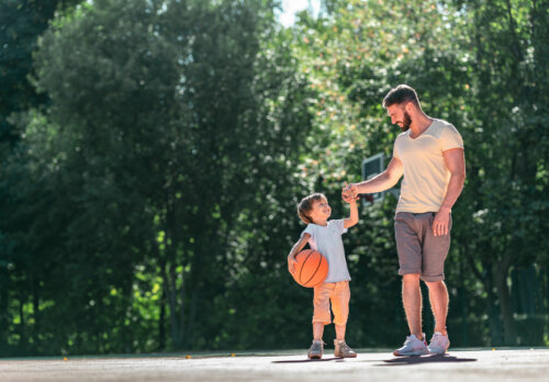 Padre e hijo practicando deporte juntos para fomentar la empatía.