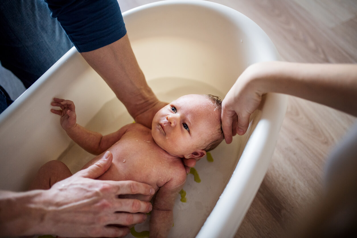 detergente limpiar pasta El baño del recién nacido tras la caída del cordón - Eres Mamá