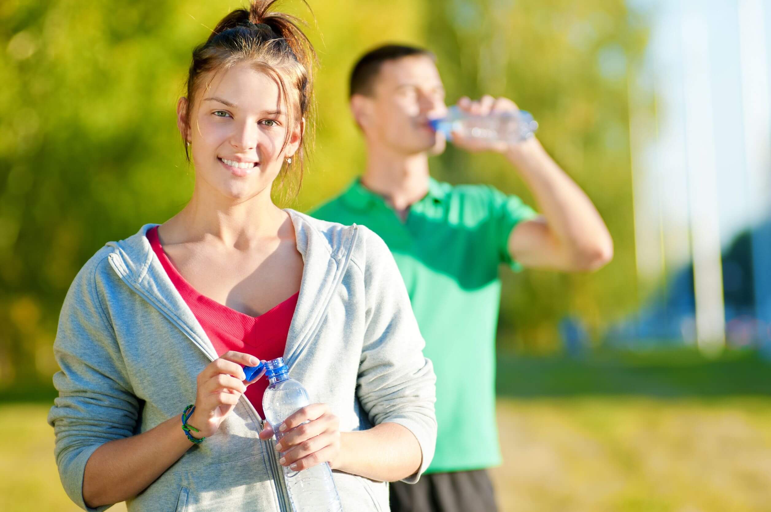 Chico y chica practicando deporte en la adolescencia.