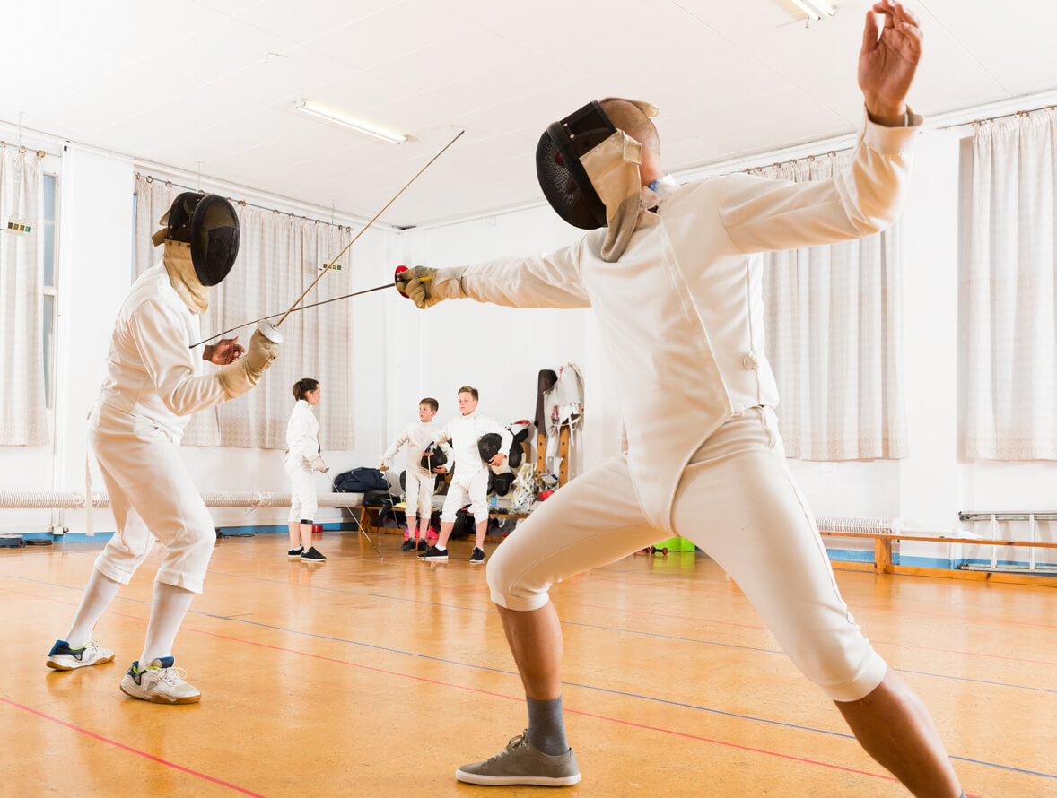 Chicos en esgrima para practicar deporte en la adolescencia.