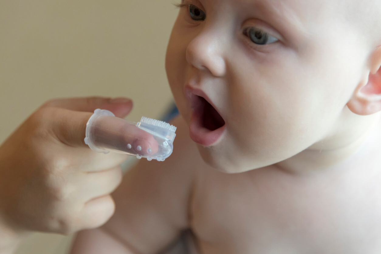 Brossage des dents d'un bébé.
