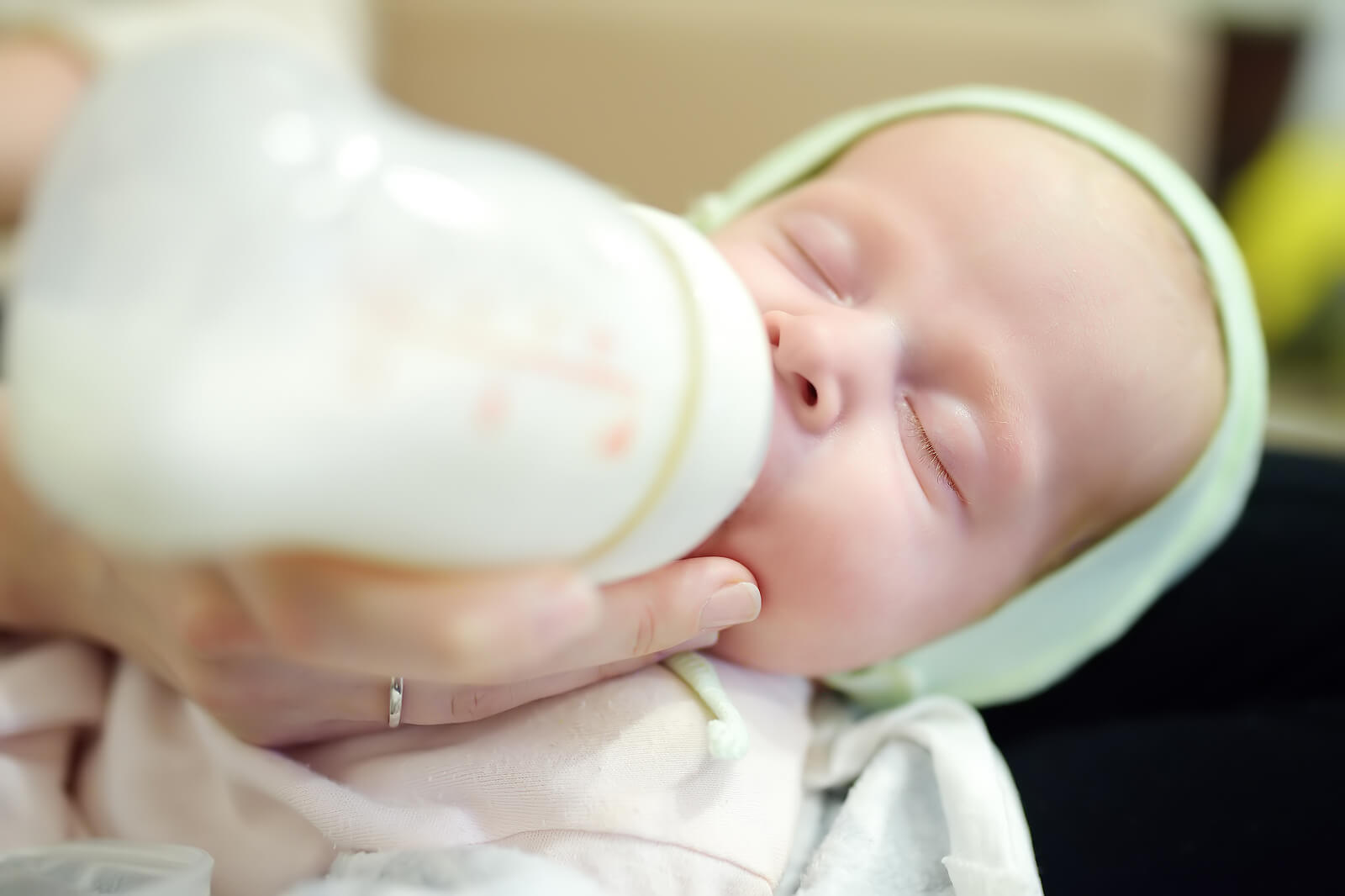 Niño alimentándose con biberón porque la lactancia no es posible, una de las cosas que tiene le maternidad.