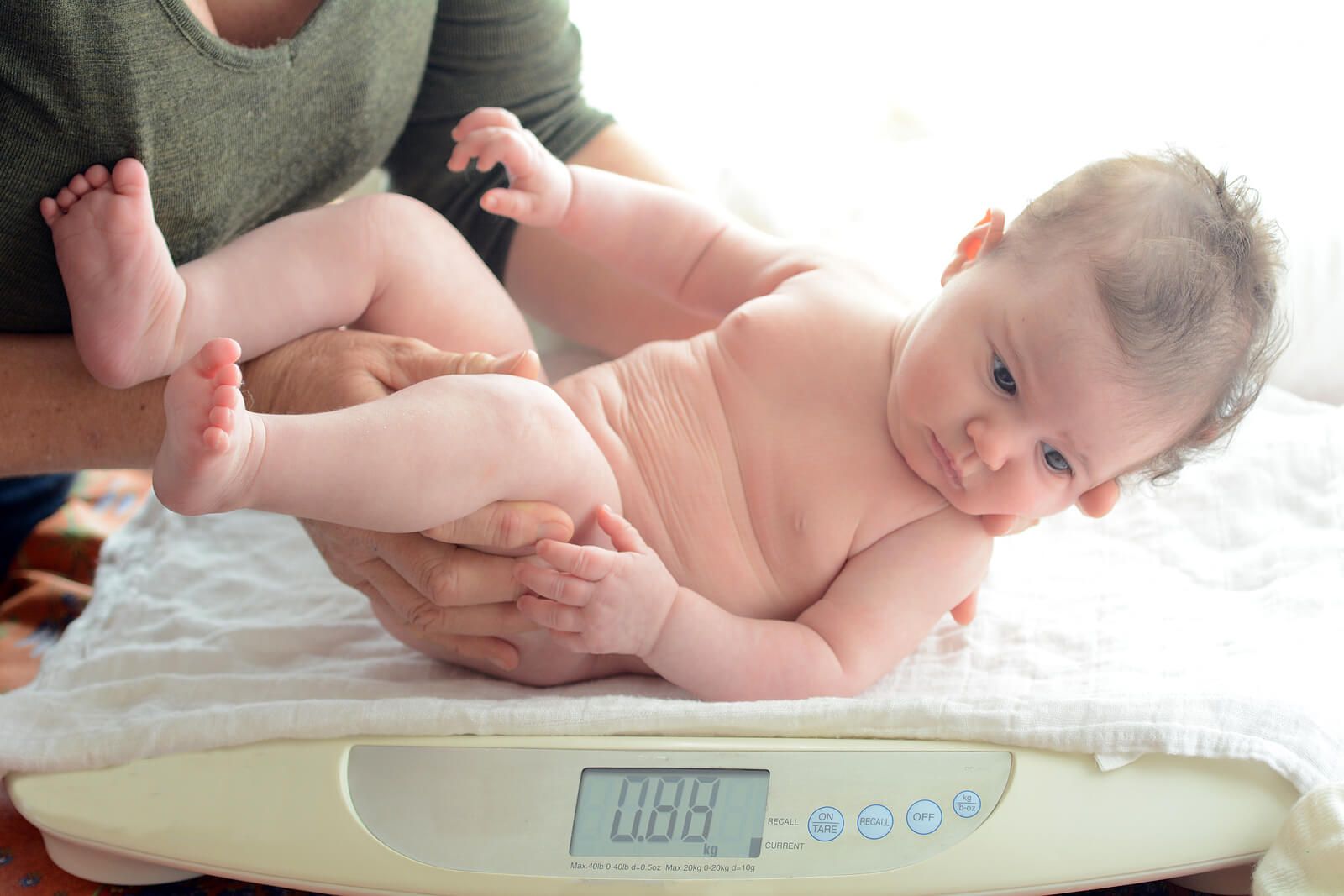 Bébé chez le pédiatre pour vérifier son indice de masse corporelle.