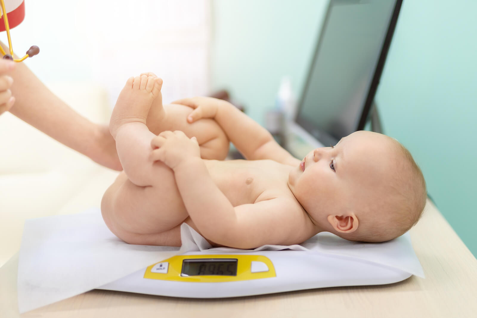 Baby dal pediatra per controllare il suo peso e altezza.