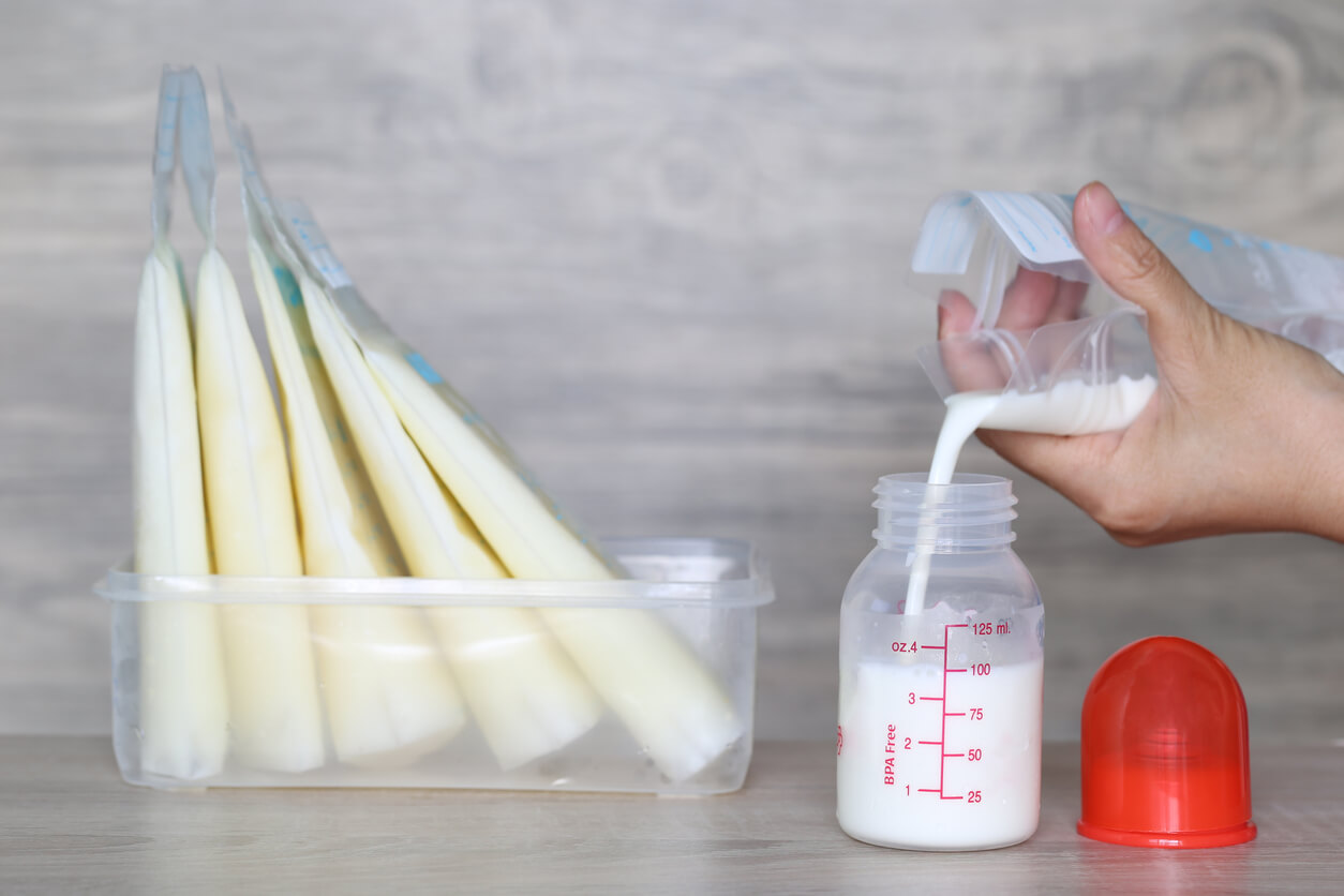 Lait maternel en sachets pour le conserver.