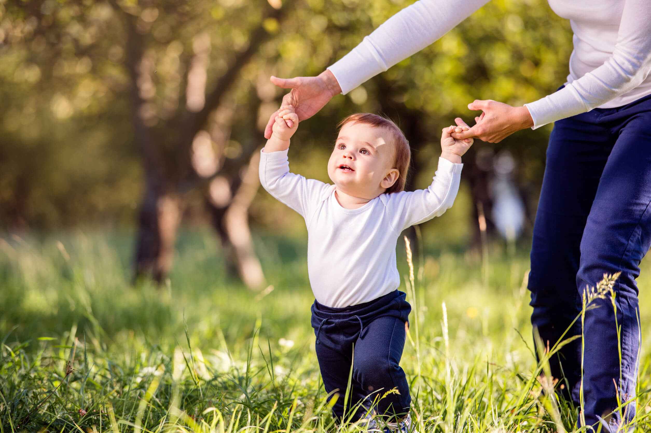 Een moeder houdt haar kind vast aan beide armen