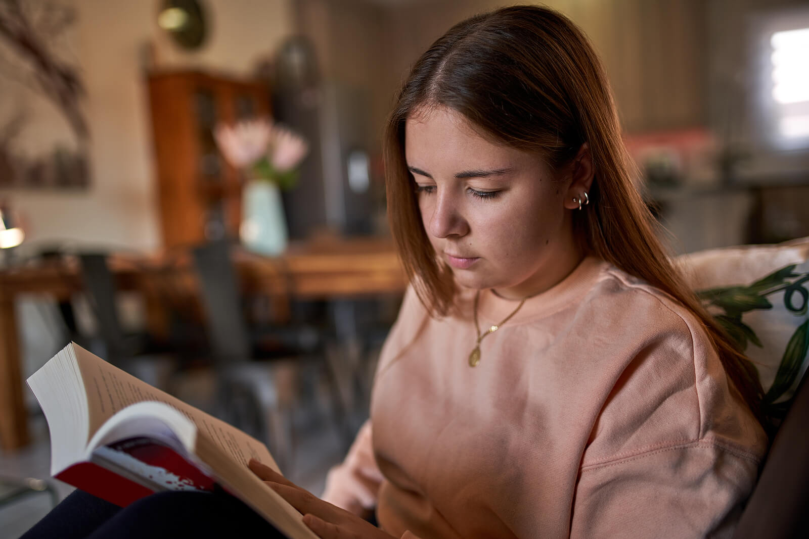 Adolescente leyendo.