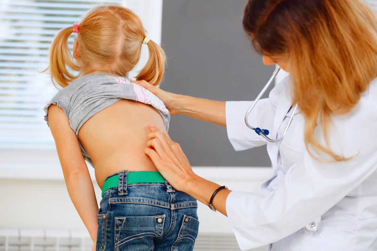 Dolor de espalda en niños: qué hacer (y qué no)