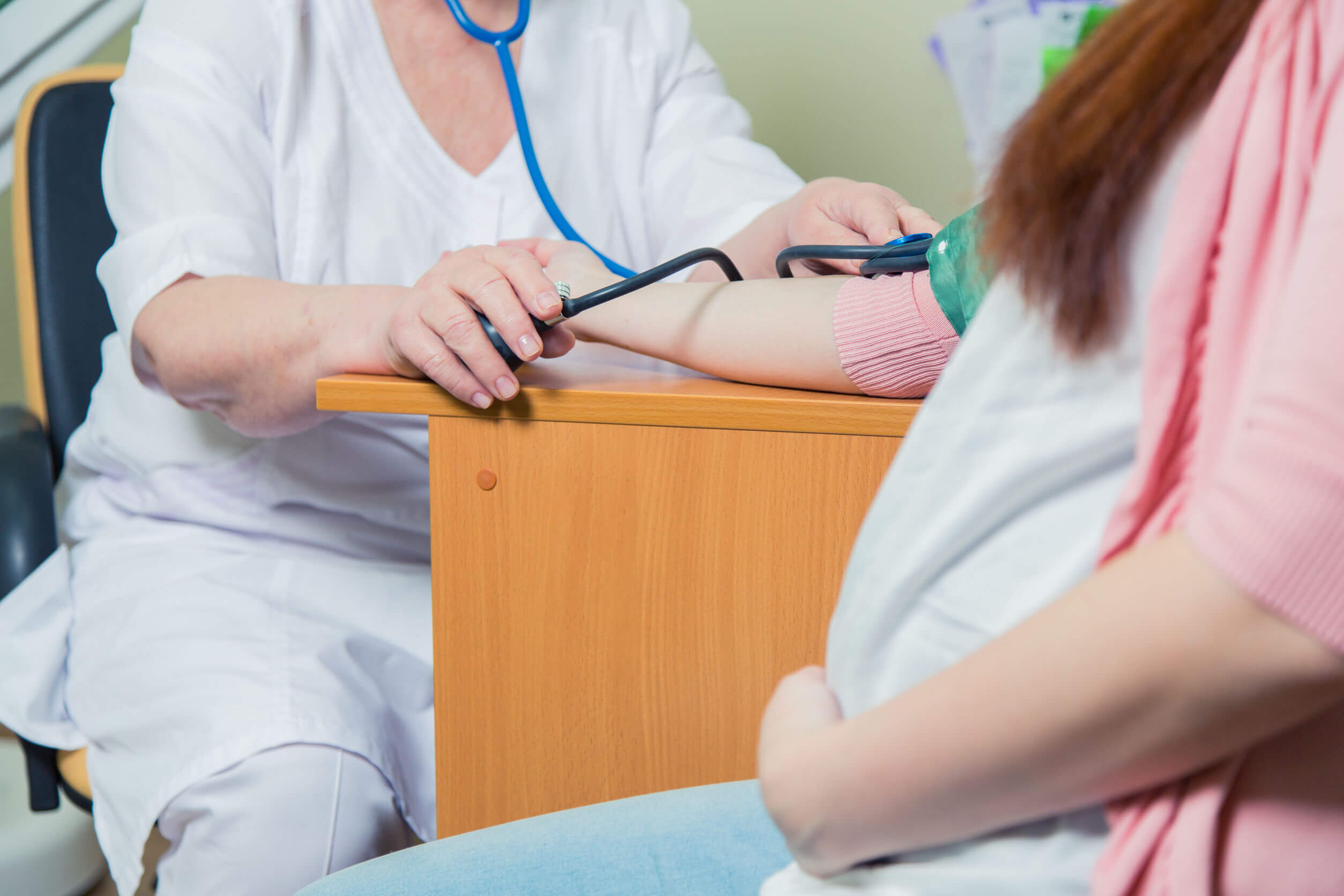 Mesure de la tension artérielle chez une femme enceinte.