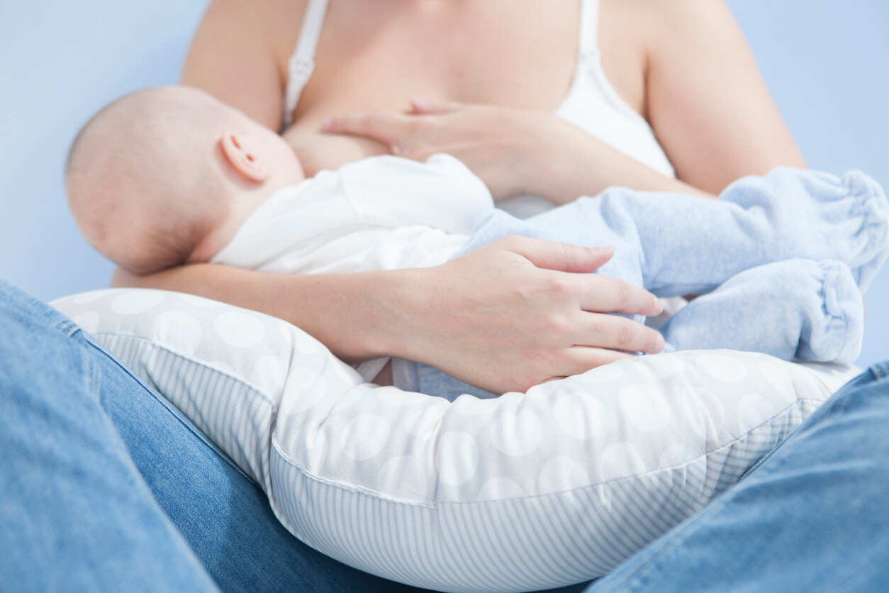 Mère allaitant son bébé.