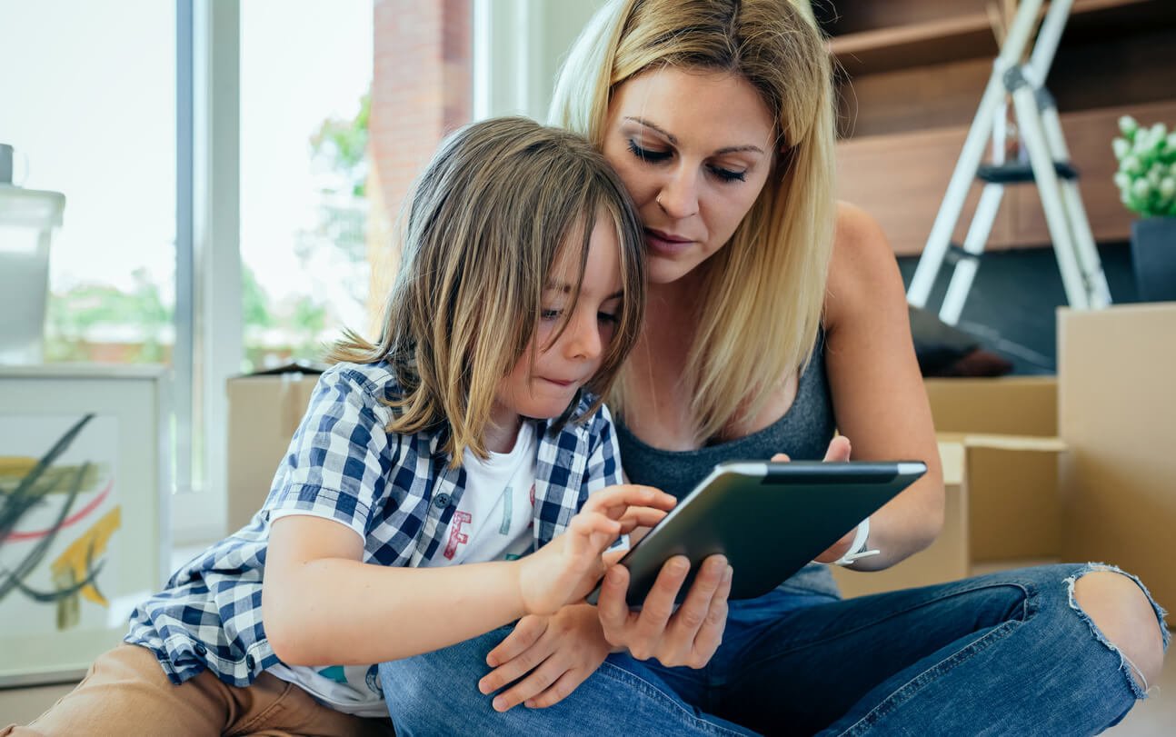 Mère expliquant à son fils qu'elle a le contrôle parental sur la tablette.