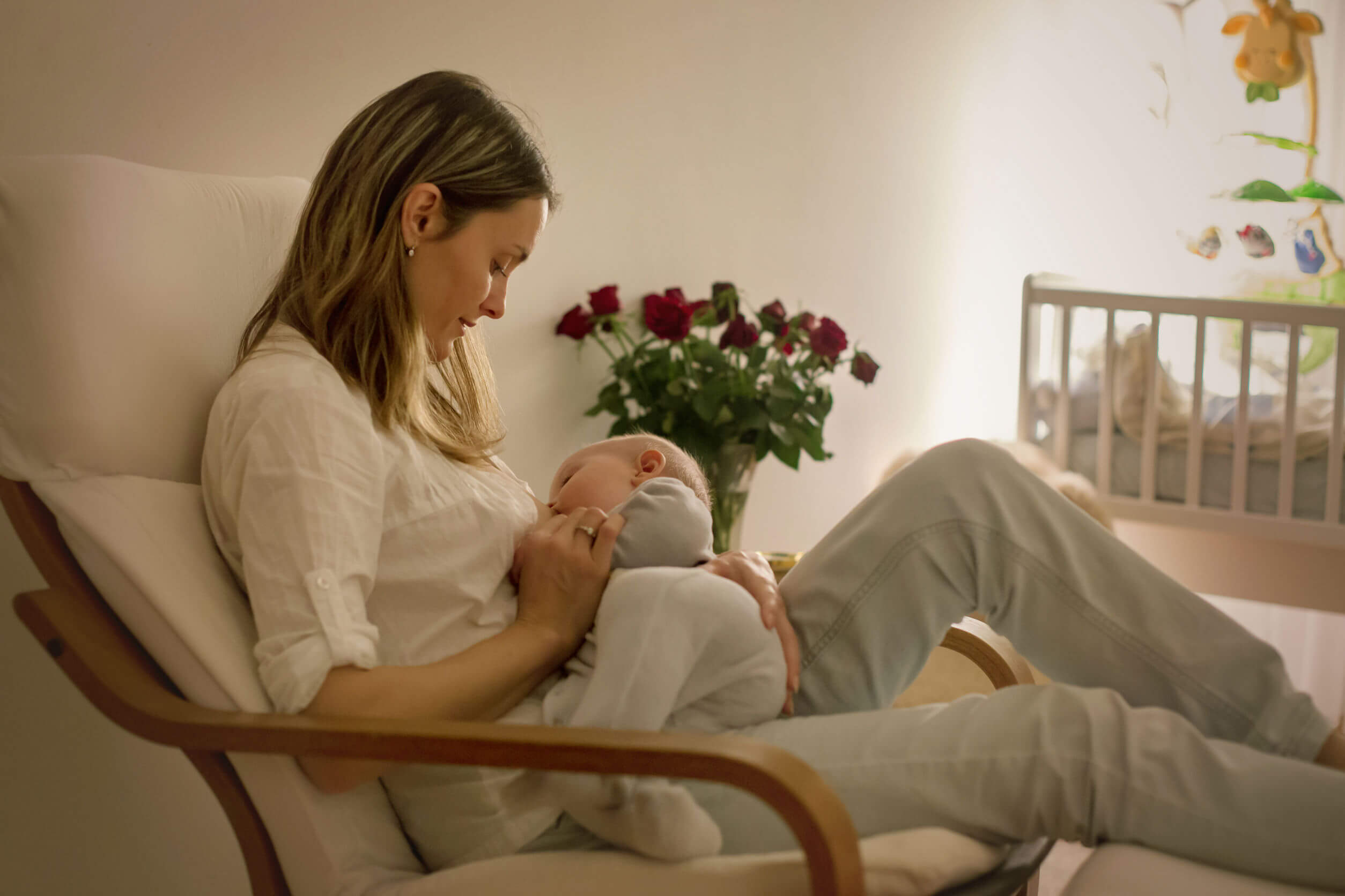 Mère donnant le sein à son bébé.