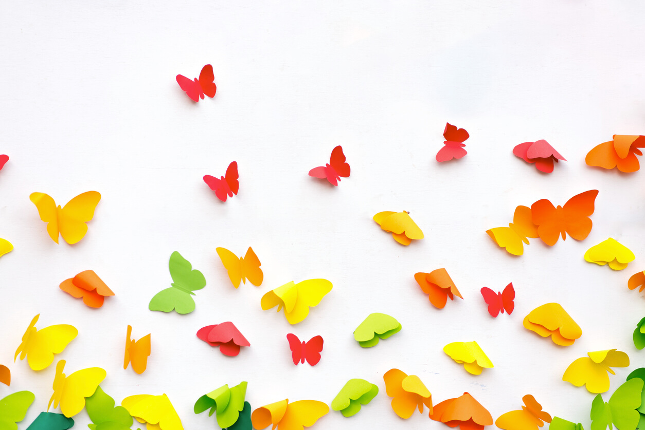 Mariposas de colores, una de las manualidades de papel para niños.