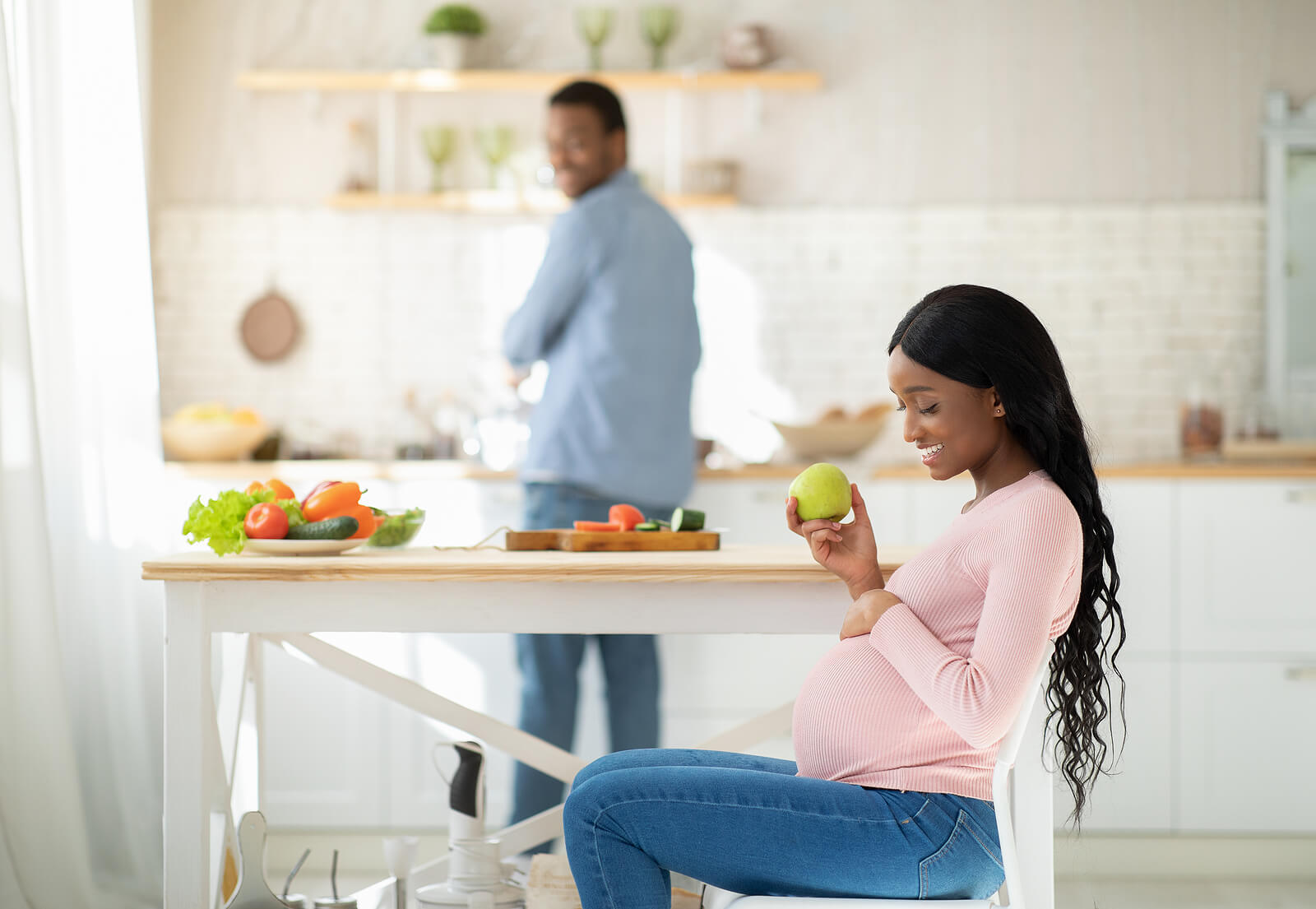 Mujer embarazada llevando una alimentación saludable con un buen aporte de vitamina K.