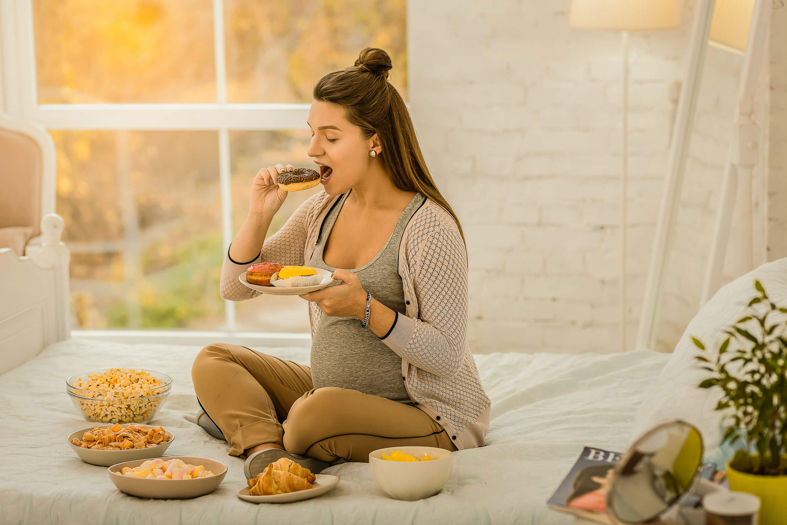 Une femme enceinte qui mange des sucreries.