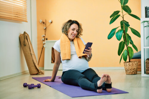 Mujer usando apps para mantenerse en el forma durante el embarazo.