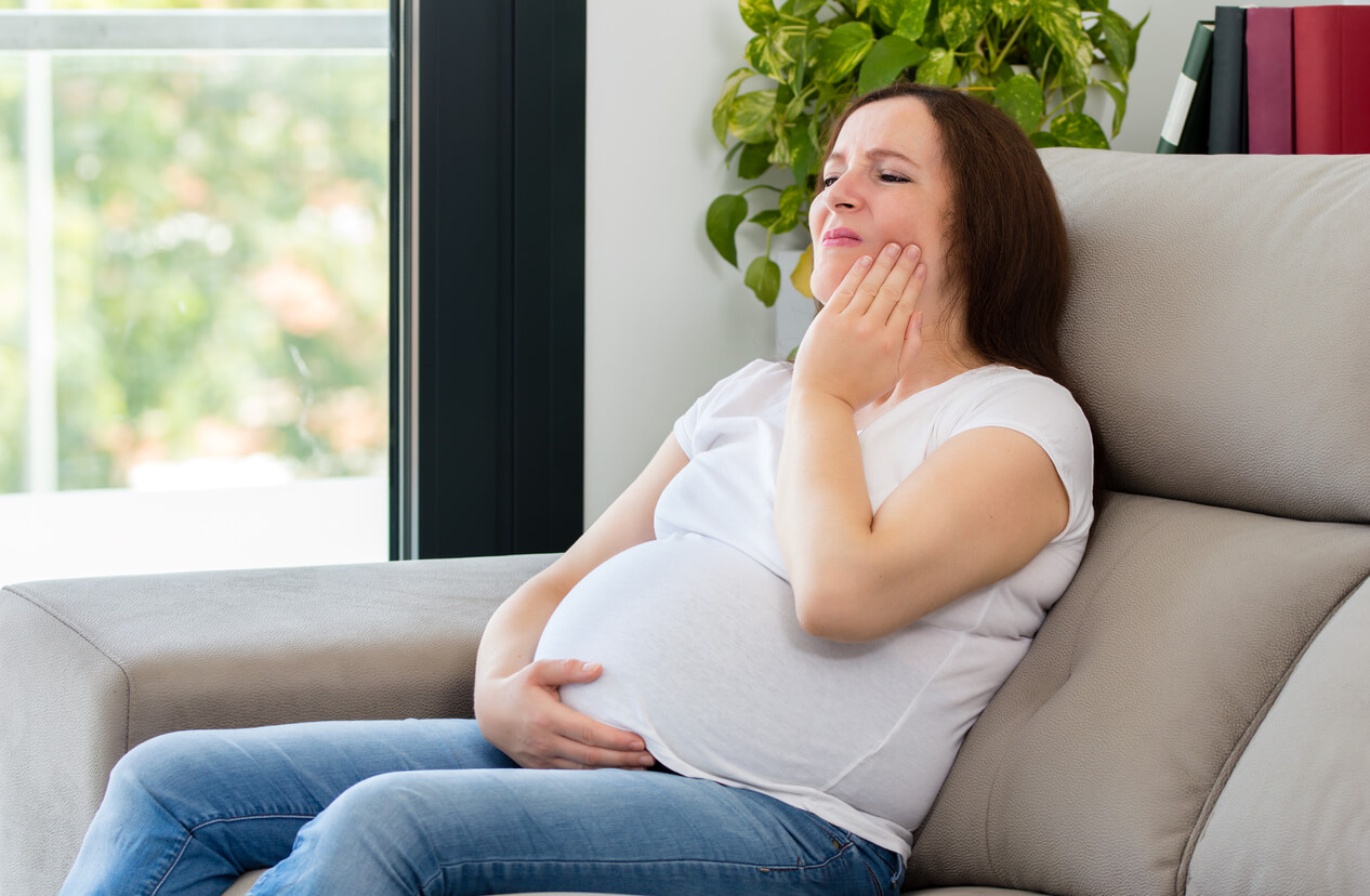 Mujer con dientes sensibles durante el embarazo.