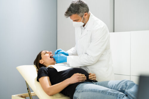 Mujer haciéndose empastes en los dientes durante el embarazo.