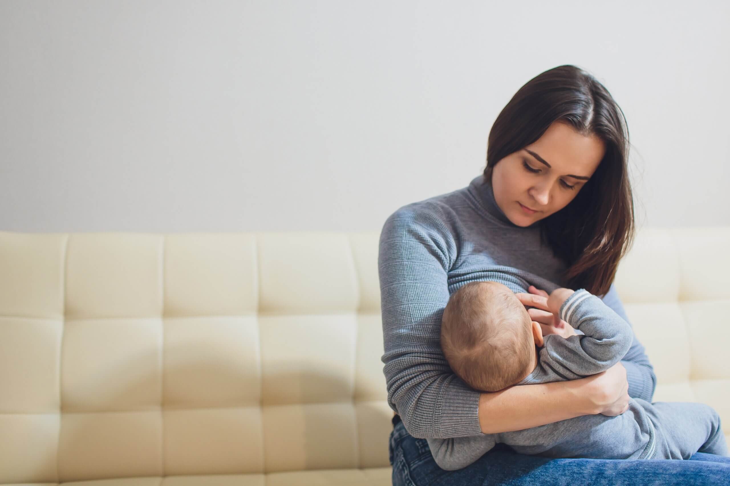 Une mère qui allaite son enfant.