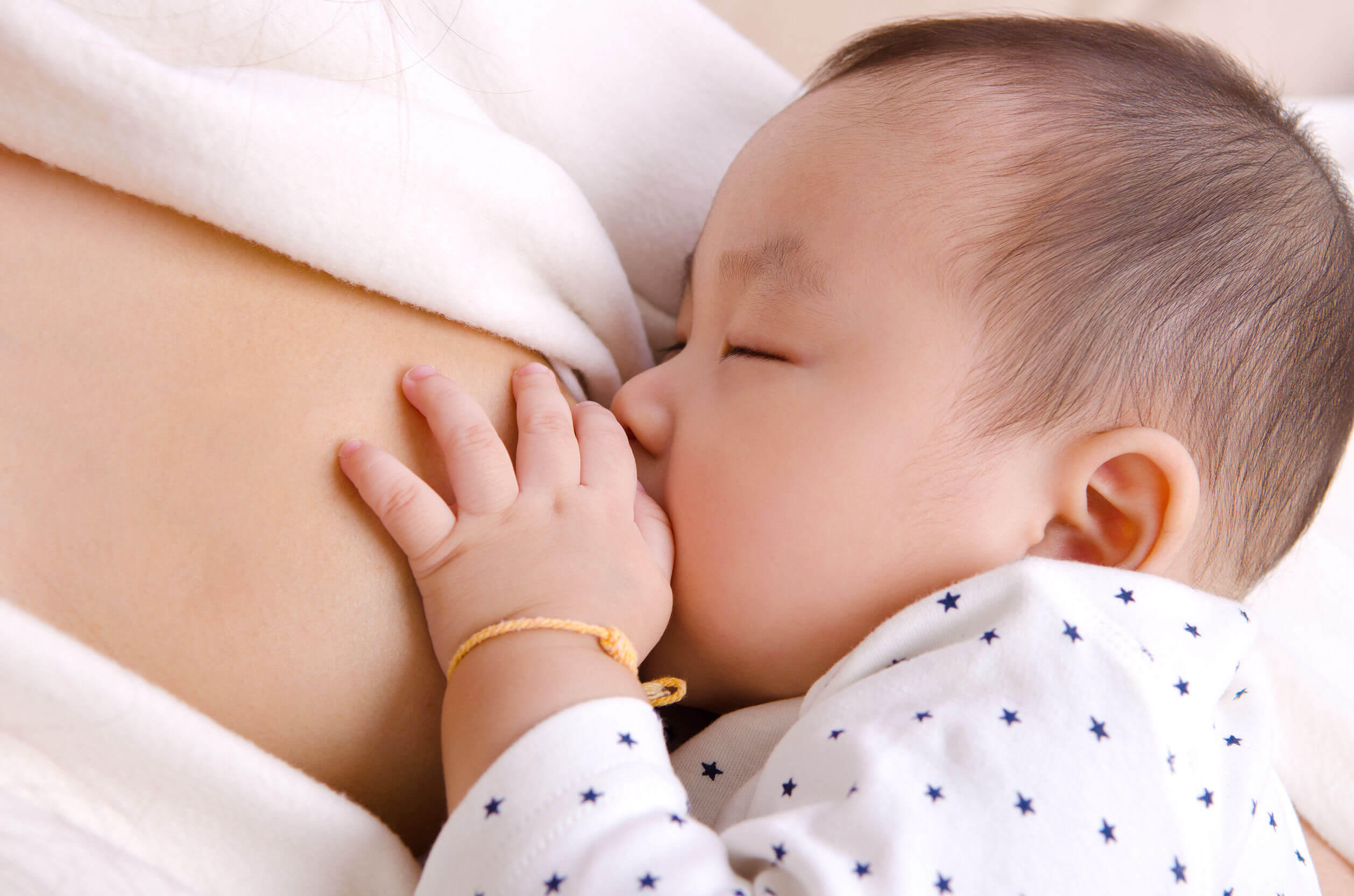 Madre che allatta il suo bambino.