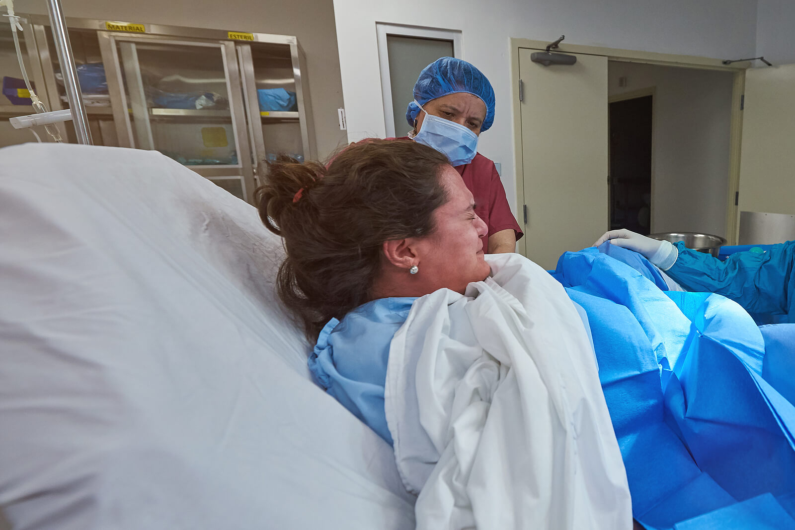 Mujer sufriendo un parto doloroso, una de las cosas de la maternidad que no son como las cuentan.