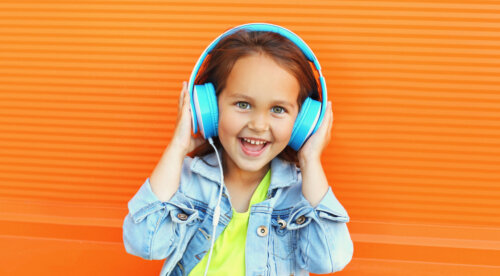 nina pequena escucha musica reproductor auriculares playlist