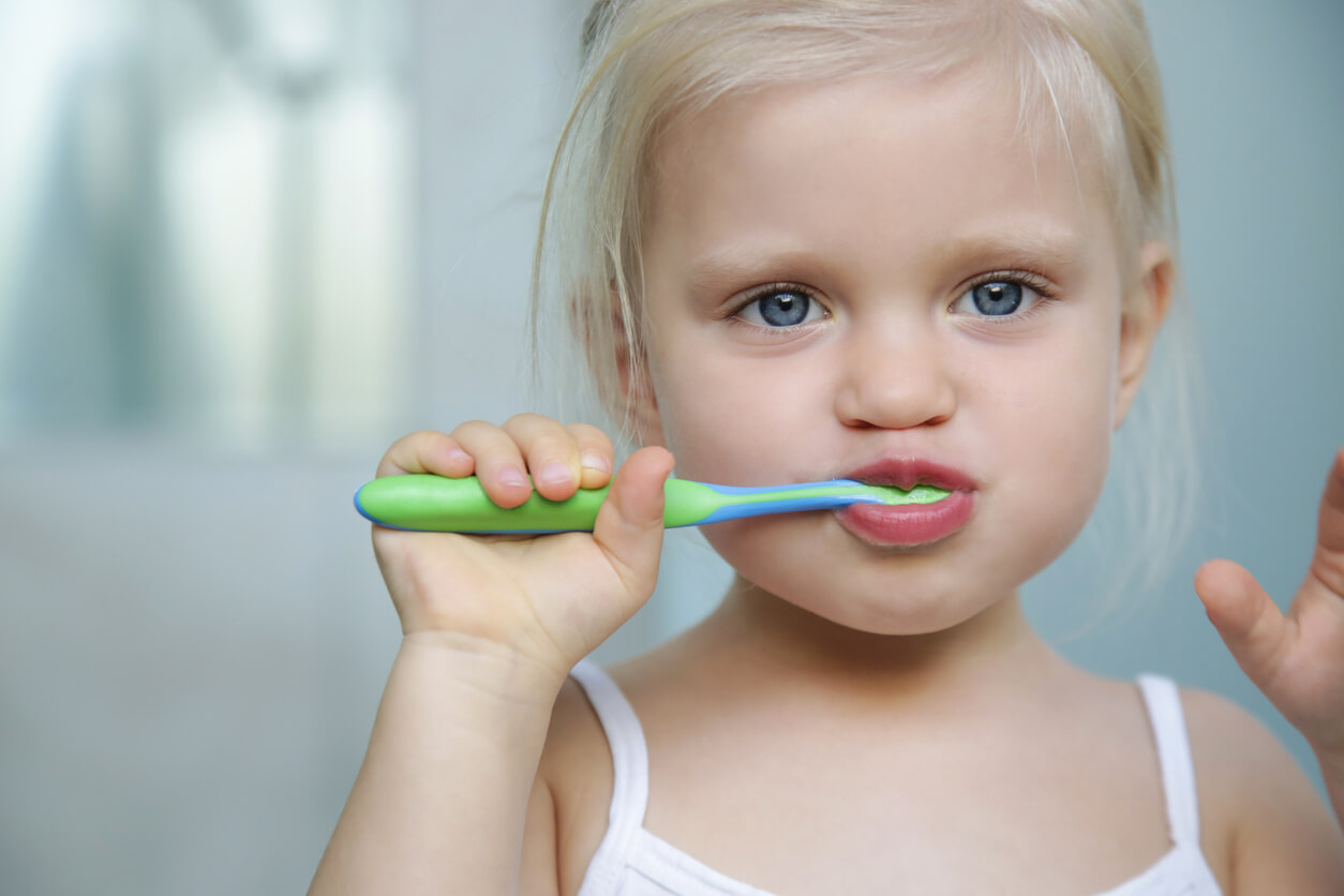 Niña cepillándose los dientes.