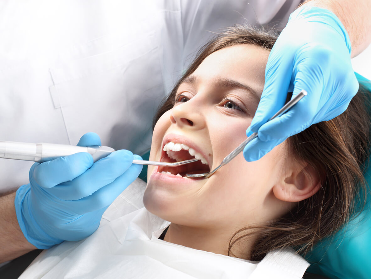 Menina no dentista para evitar dentes tortos.