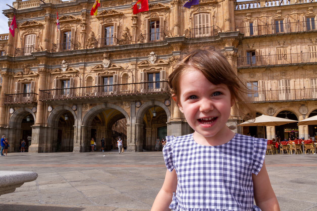 Niña feliz en la plaza mayor de Salamanca.