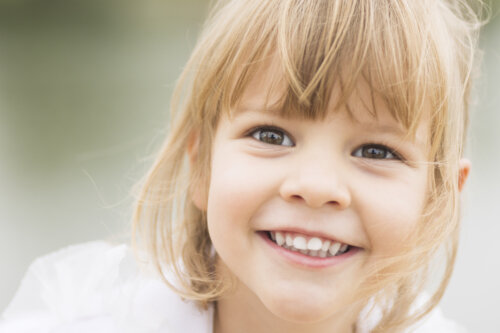 Niña sonriendo.