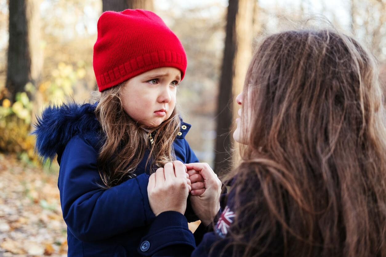 Niña con alta sensibilidad llorando con su madre.