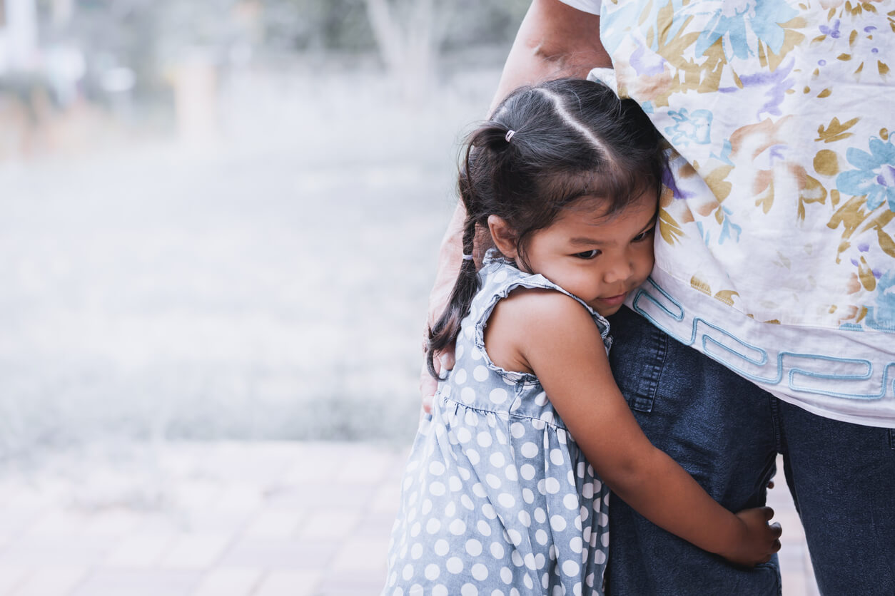Petite fille accrochée à son papa.